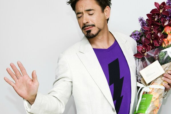 Aktor Robert Downey Jr. z bukietem