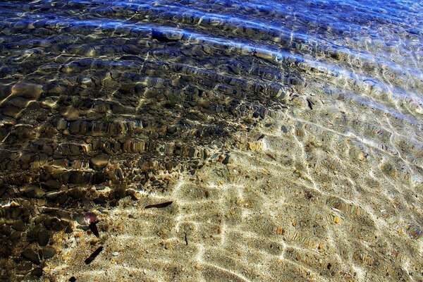 Сквозь прозрачную воду можно разглядеть каждый камень