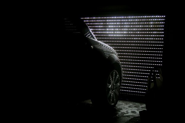 Voiture mystérieuse debout dans le garage