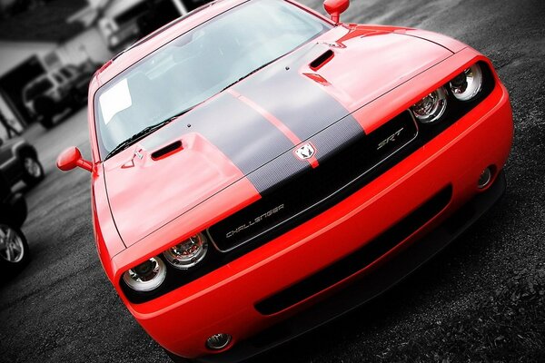 Dodge Challenger rosso con strisce sportive incrociate