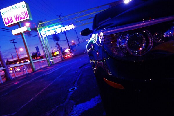 Luces de neón en el fondo del faro del coche