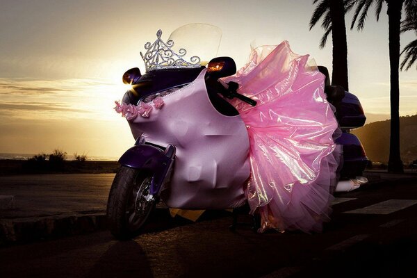 Moto de mariage au coucher du soleil rose