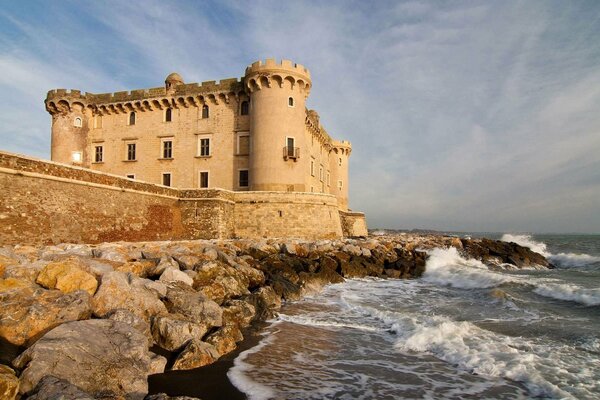 Bella fortezza vicino alle onde del mare