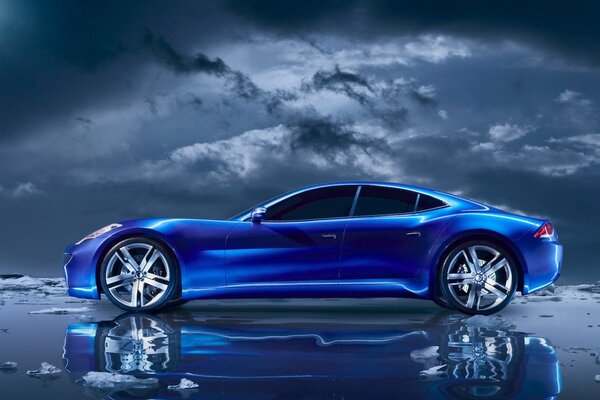 Auto blu riflessione di colore in acqua