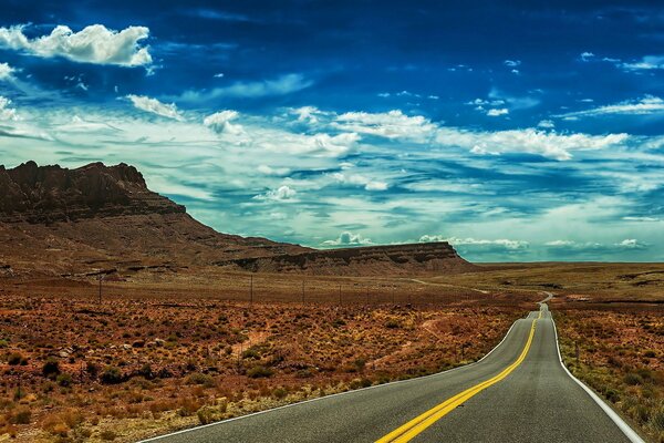 Strada paesaggio nel deserto sotto il cielo blu