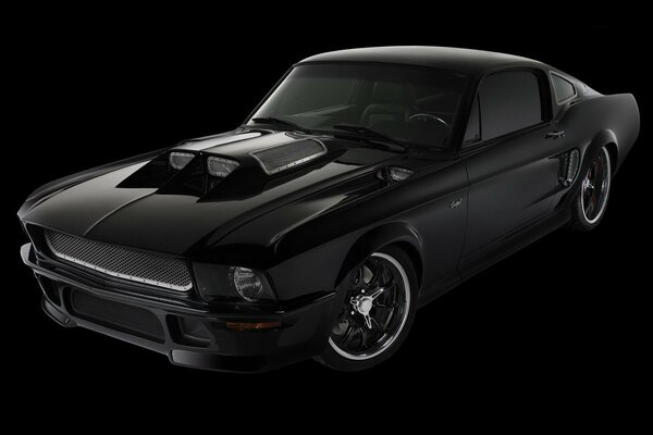 Ford Mustang noir sur fond noir