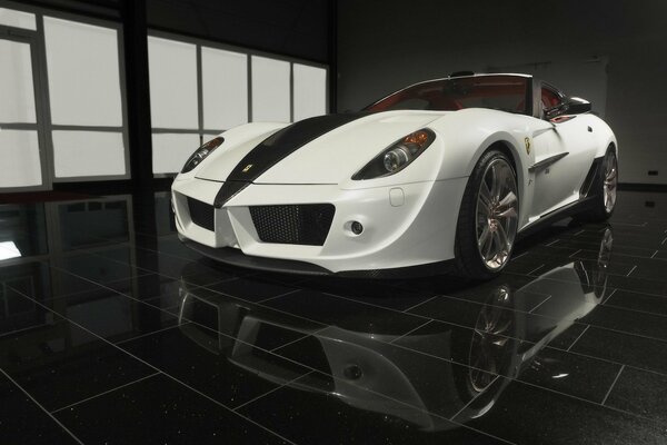 Новенькая белая Ferrari, отражающаяся на полу