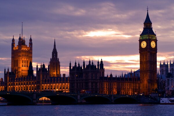 Big Bem clock tower in London at night