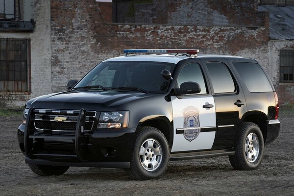 La jeep della polizia Chevrolet al servizio fotografico