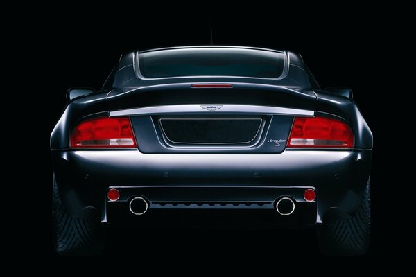 Aston Martin sur fond noir. Vue arrière