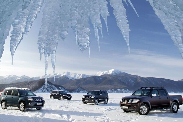 Nissan-Autos. Autorennen im Schnee