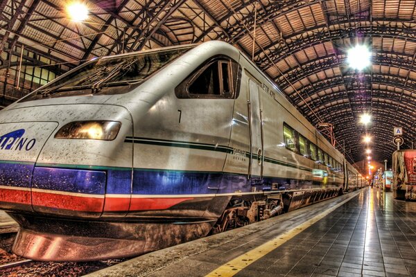 Imagen del tren y Perón en la estación