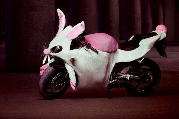 Костюм белого кролика на мотоцикле