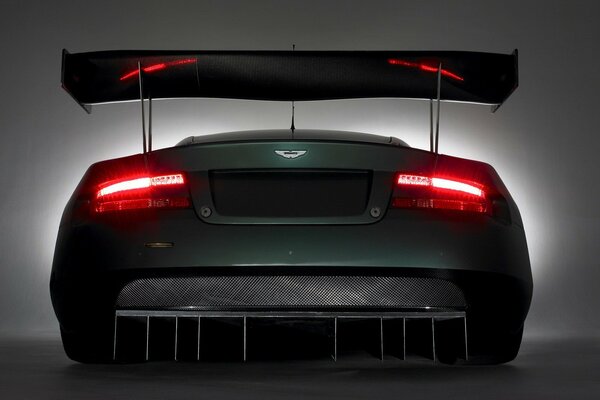 Aston Martin con luces traseras y parachoques traseros incluidos