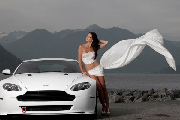 Aston Martin blanc et belle fille