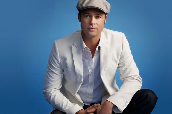 El actor Brad Pitt con chaqueta blanca