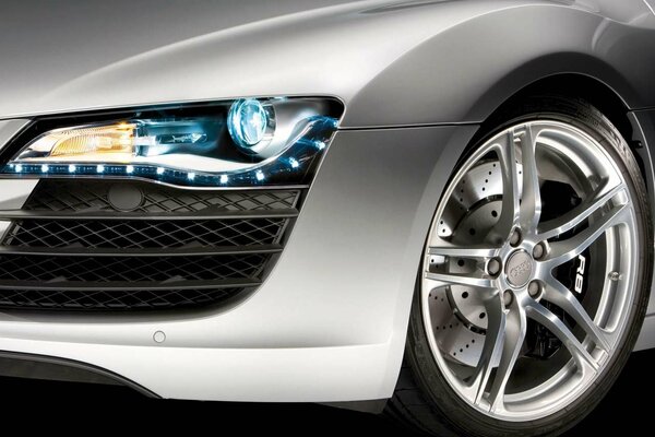 Koła i optyka srebrnego Audi