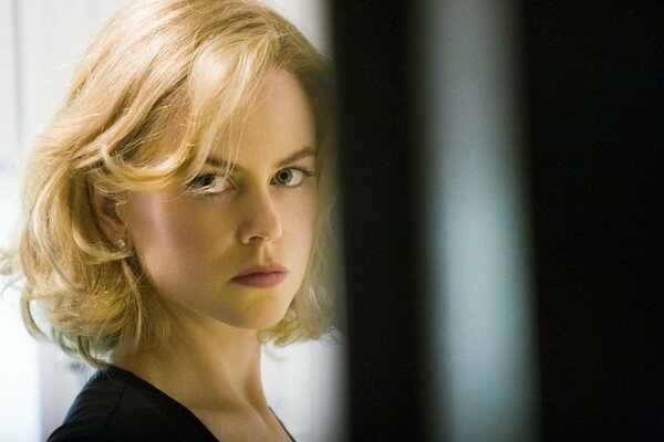 Nicole kidman ist ein Mädchen mit einem strengen Blick