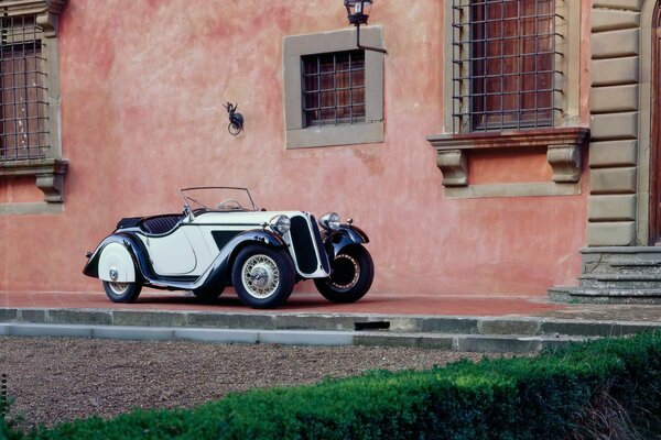 Bmw retrò bianco e nero sullo sfondo della casa