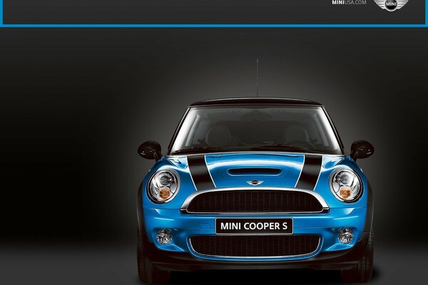 Mini Cooper bleu avec des rayures noires vue de face