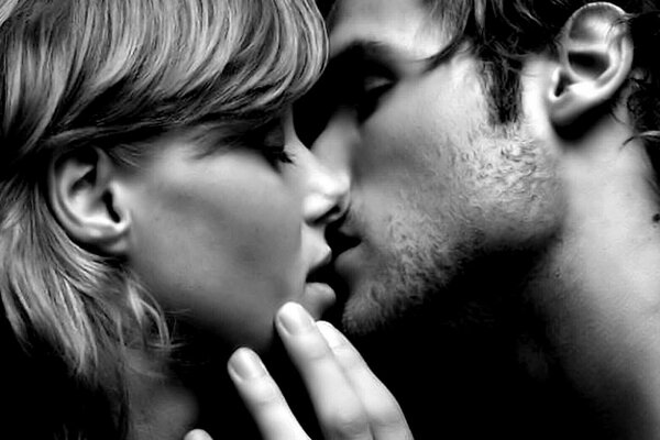 Девушка с каре целует парня с щетиной