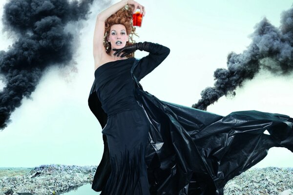 Incroyable robe noire sur l actrice Mila Jovovich