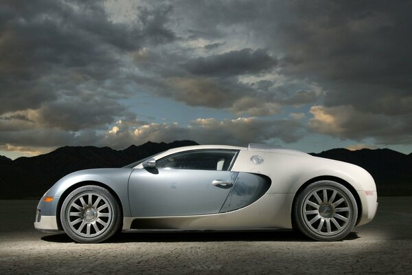 Grauer Bugatti, seitlich mit Gegenlicht aufgehängt
