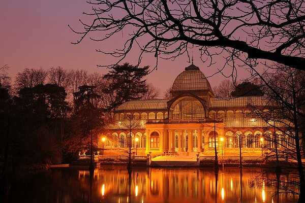 Gebäude mit hellen Lichtern und Reflexion im Teich