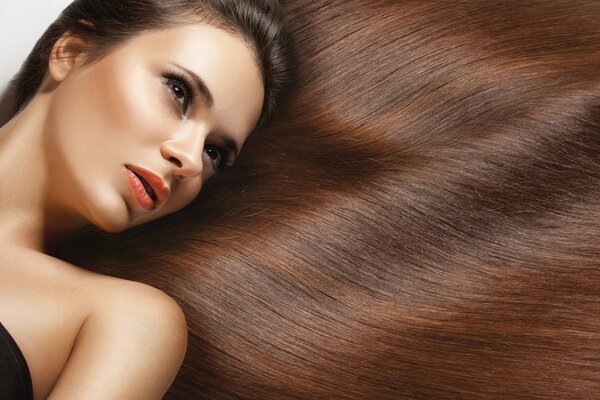 Ragazza con trucco e capelli sani