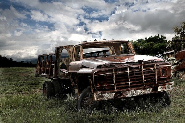 Viejo coche camión en medio del campo