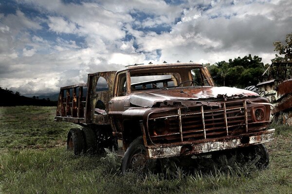 Vieille voiture camion au milieu d un champ