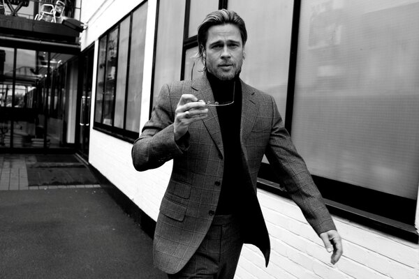 Portrait en noir et blanc de l acteur Brad Pitt en mouvement