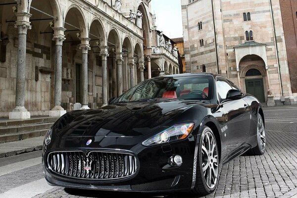 Czarny Maserati stoi na drodze w mieście