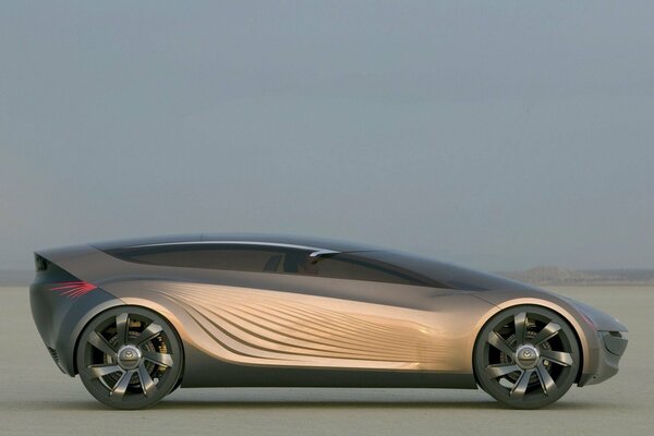 Concept futristique Mazda sur fond de lac et de vide