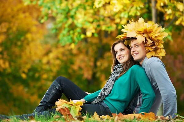 Jeune couple dans la forêt d automne avec une Couronne de feuilles d érable