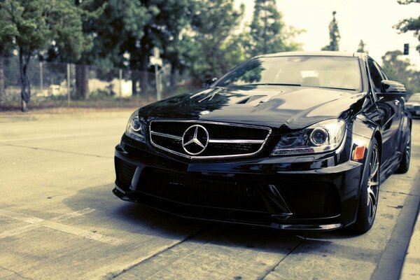 Sport nero Mercedes sulla strada