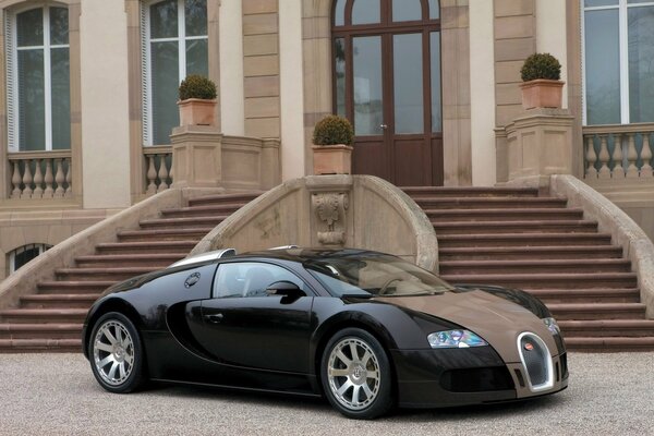 Bugatti veyron im Hintergrund des Hauses