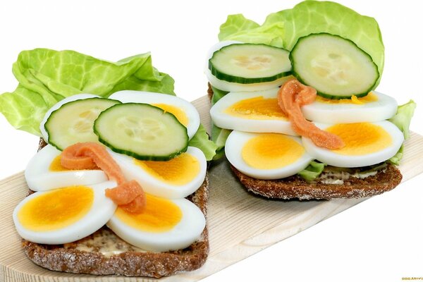 Бутерброд с огурцом, яйцом и зеленью