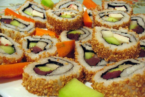 Rollos frescos y sushi con mariscos