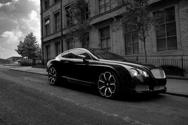 Belle voiture noire sur fond de maison