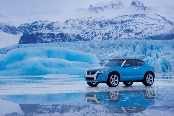 Volkswagen sur la glace sur fond de montagnes enneigées