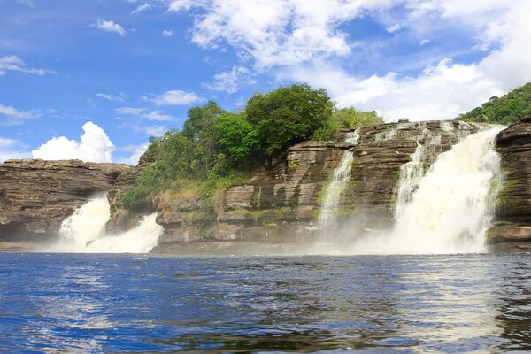 Bella e affascinante cascata in estate