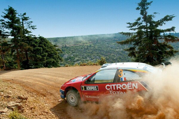 El coche de carreras realiza un giro