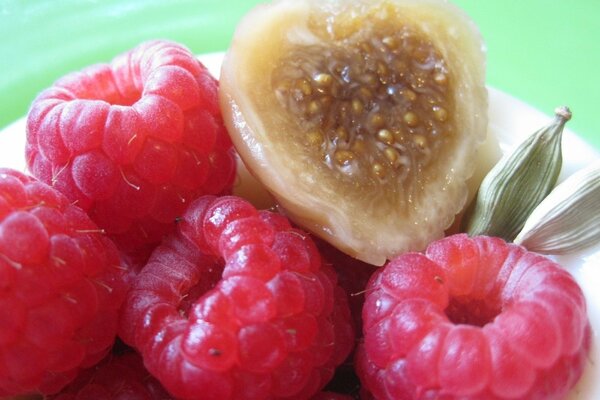 Reife Himbeeren auf einem Teller