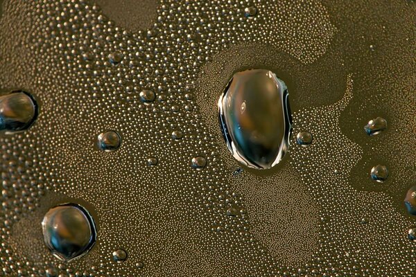 Grosses gouttes d eau sur le métal