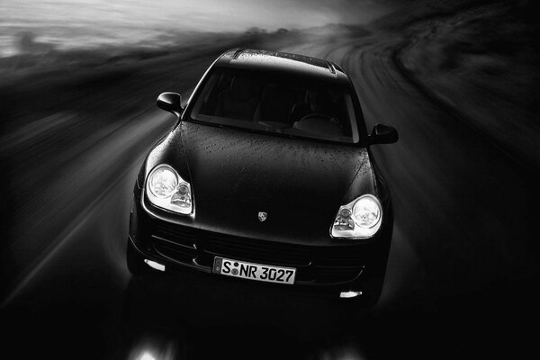 Schwarz-Weiß-Bild eines Autos in Bewegung