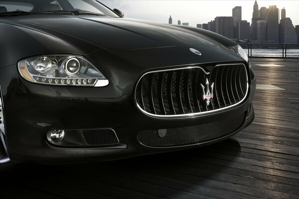 Voiture noire Maserati vue de face