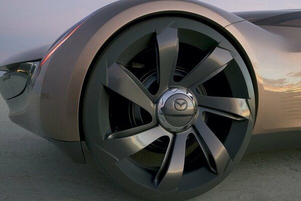 Mazda futurista con grandes ruedas en el desierto