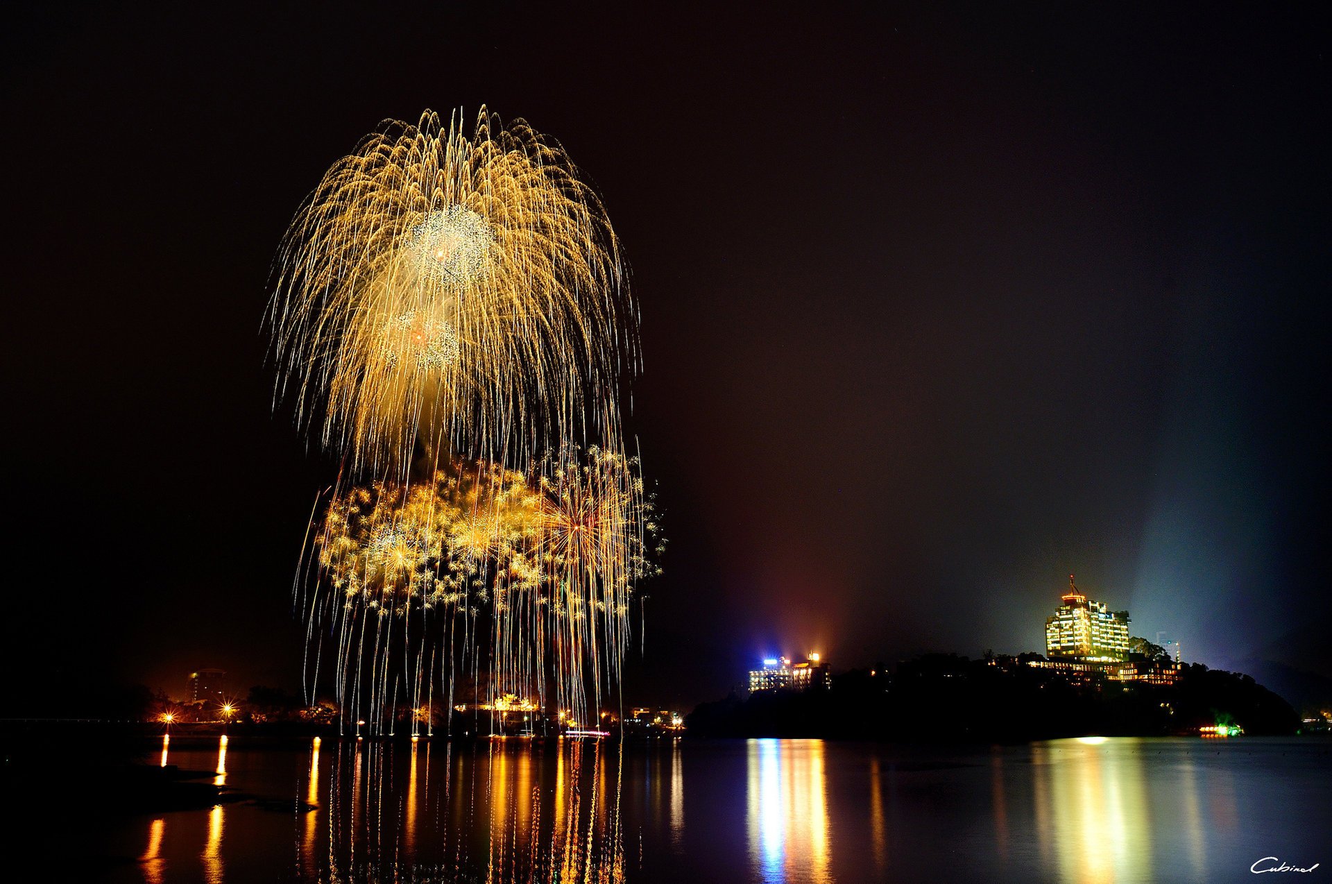 notte città fuochi d artificio lago luci riflessione