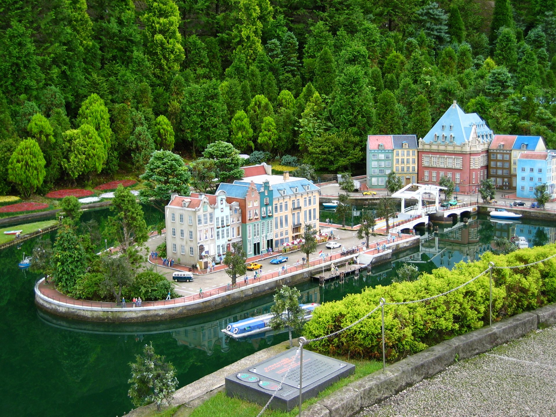 maisons eau arbres personnes